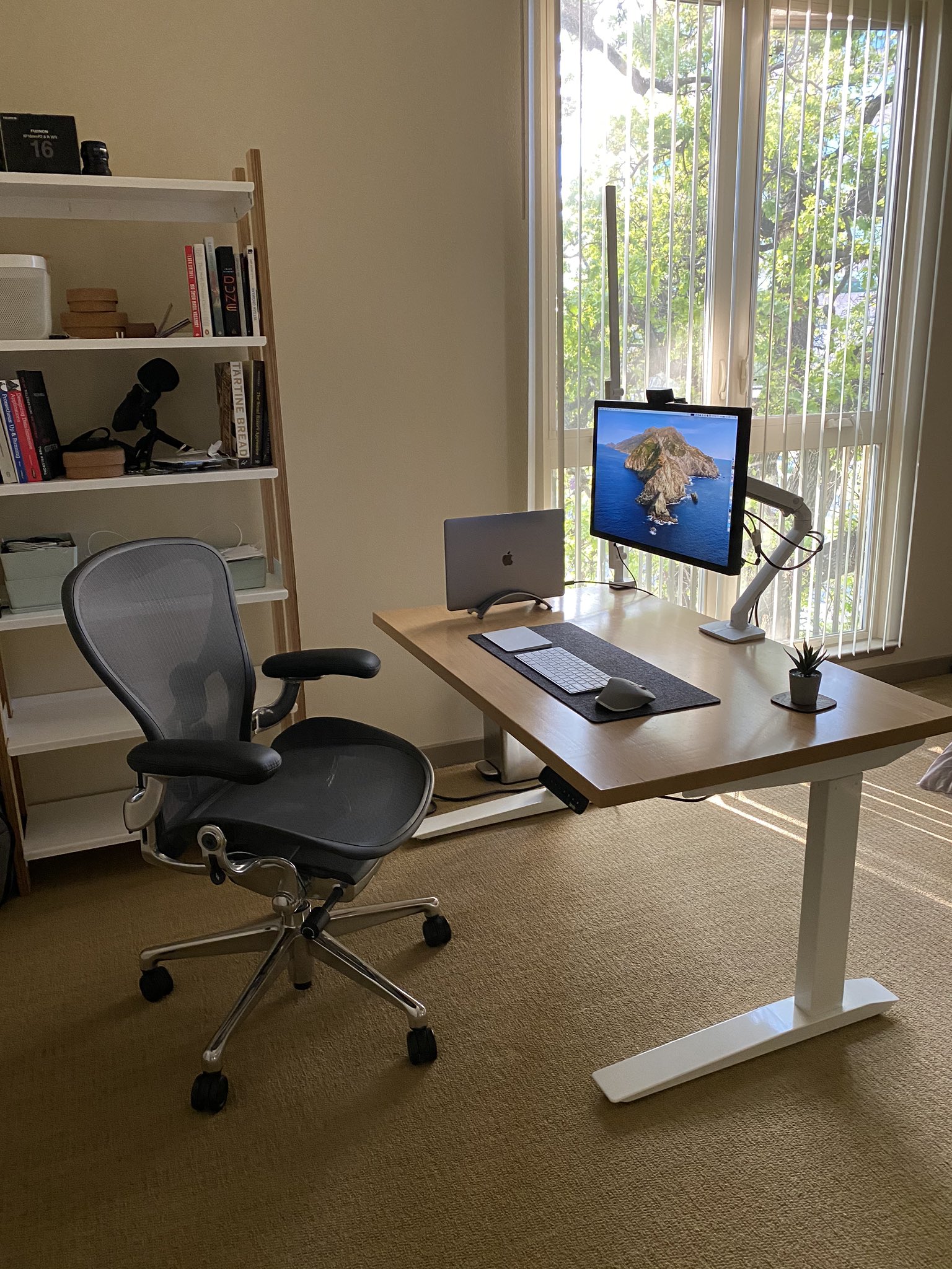 Fatih’s minimal desk setup